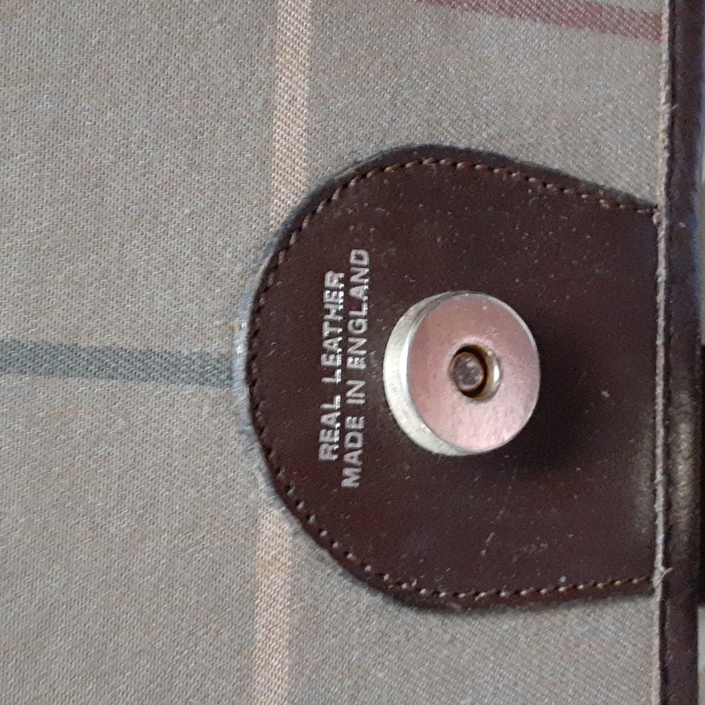 BURBERRYS Vintage Nova check shoulder bag Slight lift of leather on strap pic 7 - Picture 8 of 14